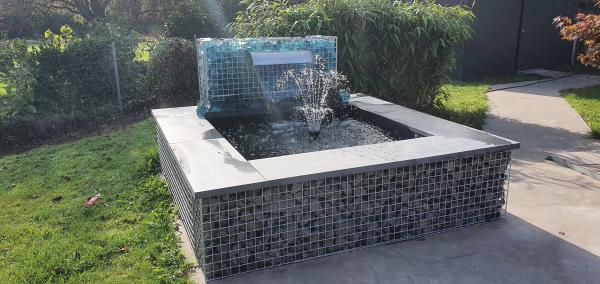 Schanskorf waterval met glasbrokken